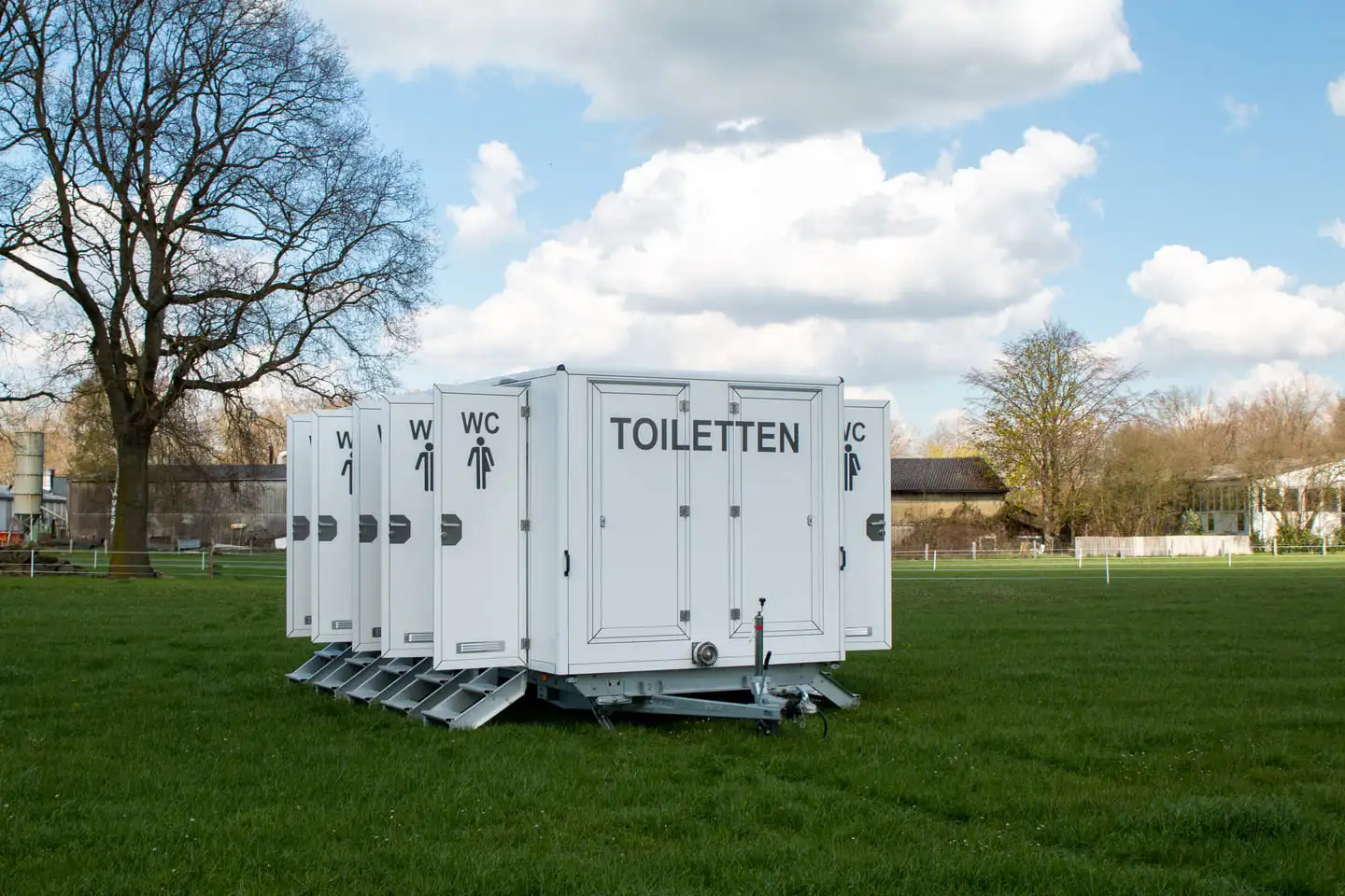 Urinal Container mit 13 Wasserlosen Urinalen SaniGreen