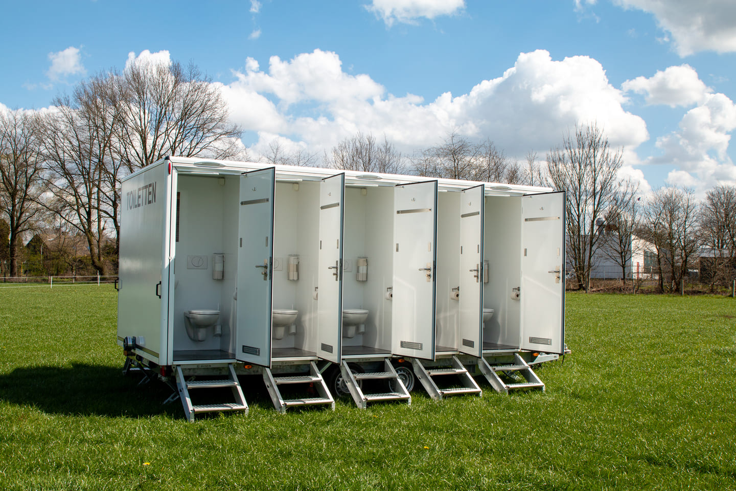 Urinal Container mit 13 Wasserlosen Urinalen SaniGreen